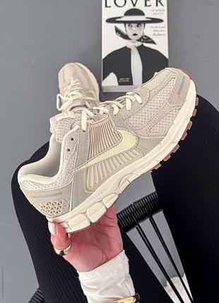 Стильні жіночі кросівки nike zoom vomero 5 beige