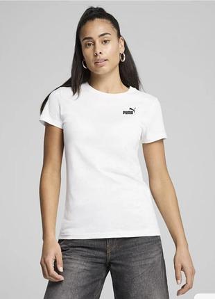 Базова біла жіноча футболка puma ess small no. 1 logo tee з класичним логотипом на грудях.