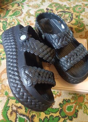 Босоніжки crocs.
