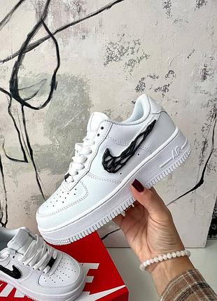 Стильні жіночі кросівки nike air force 1 molten silver