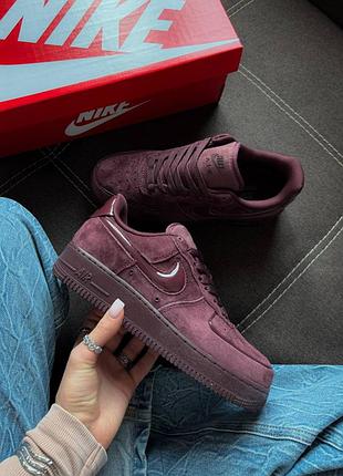 Стильні жіночі кросівки nike 
air force 1 burgundy crush