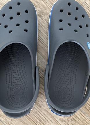Крокси чоловічі жіночі crocs оригінал сірі з синьо- білою смугою