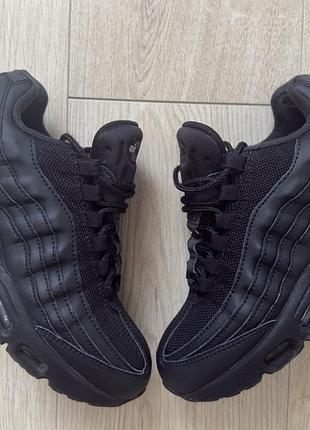 Продам оригінальні кросівки nike air max 95 у класичному повністю чорному кольорі