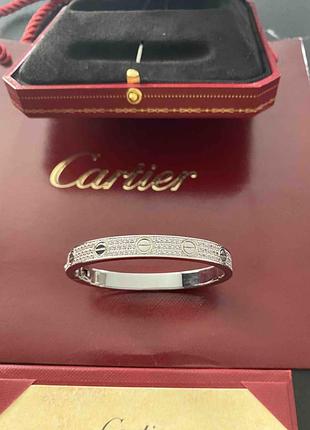 Браслет cartier love серебряного цвета  украшен паве из бриллиантов