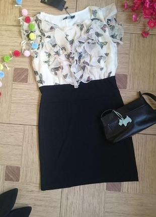 Гарне плаття в метелика з воланами