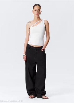 Стильный хлопковый белый топ weekday модели chloe имеет асимметричный вырез и завязывающиеся бретели.