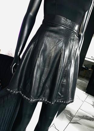 Черная кожаная юбка zara с люверсами, размер uk 12