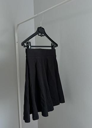 Чорна спідниця сонце h&m divided розмір m / трикотажна розкльошена спідниця