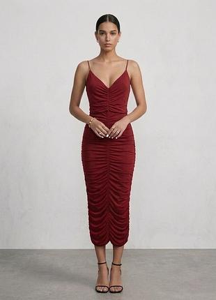 Бордова облягаюча сукня міді asos design з драпуванням та відкритими плечима / вечірня сукня зі збірками