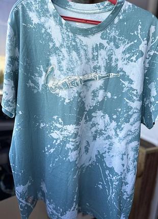Nike футболка dri-fit run division,чоловіча,блакитного кольору з світловідбиваючим елементом знизу.в футболці гарний состав 59% хлопку,41 поліестеру.