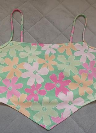 Короткий топ pink vanilla имеет яркий разноцветный цветочный принт и тонкие бретельки, размер м