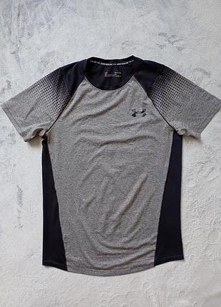 Брендова футболка under armour.