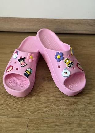 Рожеві шльопанці crocs classic platform slide з декоративними підвісками jibbitz