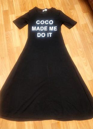 Черное платье-футболка с надписью "coco made me do it" на груди.