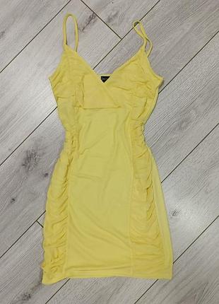 Жовта облягаюча мінісукня з драпуванням prettylittlething (made in uk), розмір m