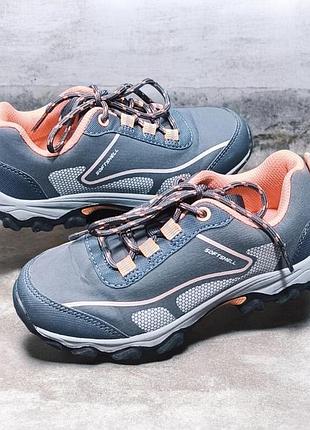 Унісекс дитячі кросівки mountain warehouse softshel kids hiking shoes сірого кольору з кораловими вставками та міцною рифленою підошвою роз.30,5