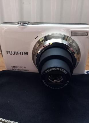 Цифровой фотоаппарат — модель fujifilm finepix jv500 в белом цвете.
