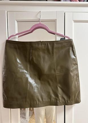 Міні-спідниця кольору хакі з еко-шкіри від h&m