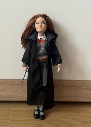 Колекційна лялька mattel ginny weasley з серії гаррі поттер, яка має артикуляцію для реалістичного позування