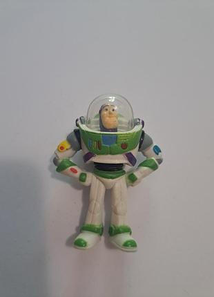 Пластиковая фигурка база лайтера (buzz lightyear), популярного персонажа из "история игрушек" (toy story).