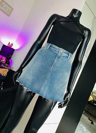 Джинсовая мини-юбка h&m divided с необработанным краем, размер s / eur 38