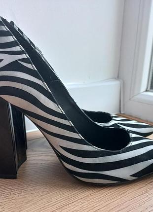 River island туфлі- човники із зебровим принтом та масивним чорним підбором38 розмір устілка-25