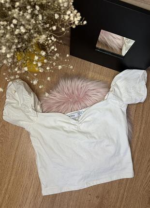 Bershka топ блуза біла футболка урокочений