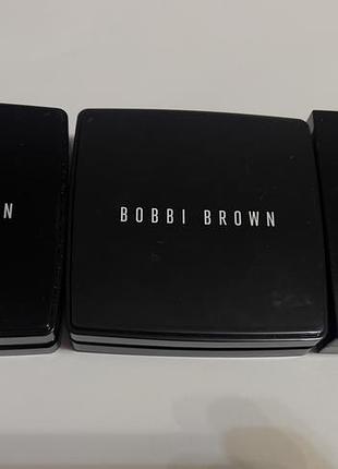 Компактні пудри bobbi brown sheer finish у чорних футлярах.