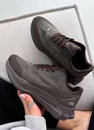 Спортивні кросівки alo yoga runner brown. sale
