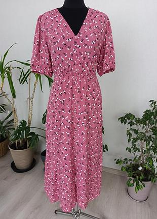 Романтичное розовое платье миди в цветочный принт от crew clothing company.