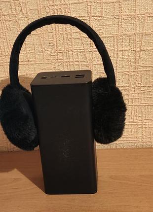Теплые женские меховые наушники.
