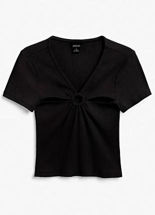 Черный топ в рубчик от бренда monki с фигурными вырезами и кольцом на груди.
