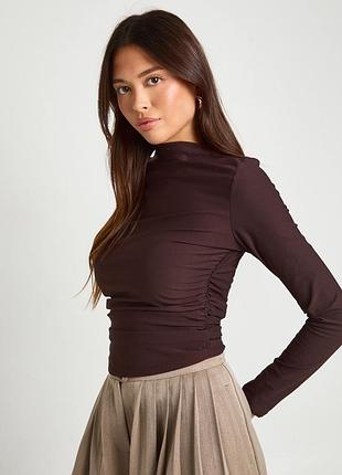 Коричневая кофточка лонгслив со сборками boohoo xs