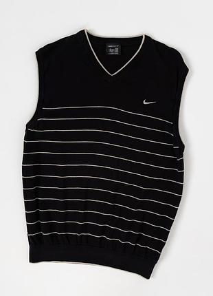 Стильний, чоловічий, вінтажний жилет nike golf у чорному кольорі з тонкими, контрастними смужками та вишитим логотипом на грудях. модель має v-подібн