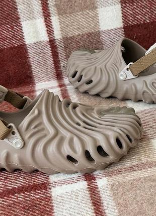 Чоловічі шльопанці, сандалі crocs salehe bembury × the pollex clog (оригінал)