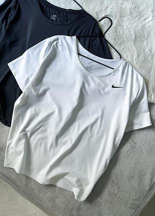 Белая спортивная футболка nike