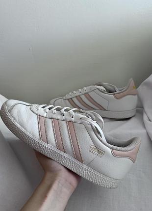 Кросівки adidas gazelle у біло-рожевому кольорі