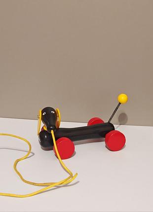 Игрушка-каталка brio такса в идеальном состоянии
