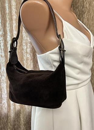 Замшевая сумочка-багет от russell & bromley