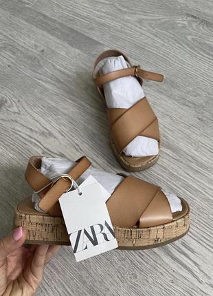 Круті шкіряні босоніжки zara розмір 32(21см устілка)