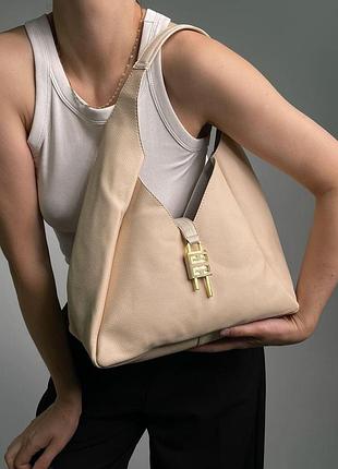 Женская кожаная сумка 27х16х12 см с ручкой на руку givenchy брендовая городская сумочка из кожи для женщины живанши бежевая