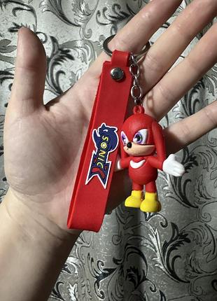 Червоний брелок із персонажем наклз із серії "sonic the hedgehog" виготовлений із гуми брелок
