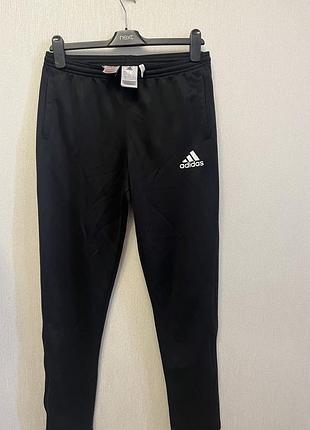 На зображенні представлені чоловічі спортивні тренувальні штани adidas чорного кольору.