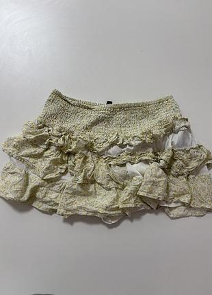 Мініспідниця h&m із світло-жовтим квітковим принтом, що має оборки та еластичний пояс