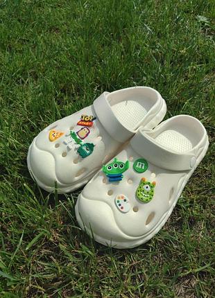 Крокси жіночі молочиним кольором з джибітсами розмір 36/37 toy story