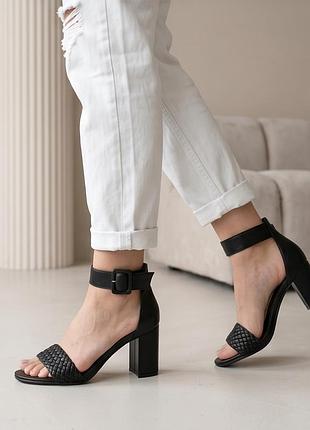 Трендовые черные босоножки l&m black 106-31 на устойчивом каблуке 40