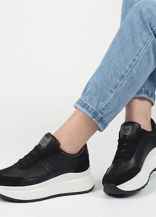 Жіночі чорні кросівки fashion 102-56 на білій підошві 37