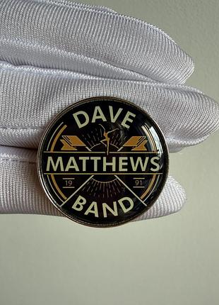 Пін значок металевий брошка «dave matthews band» (логотип 1991) – емальований значок рок-гурту