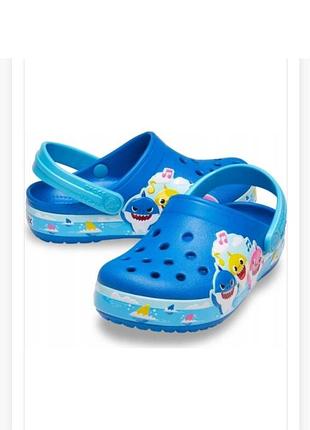 Детские сабо crocs kids’ fun lab baby shark band clog.