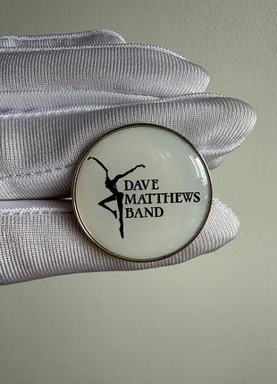 Пін значок металевий брошка  «dave matthews band» (білий логотип) – емальований значок рок-гурту